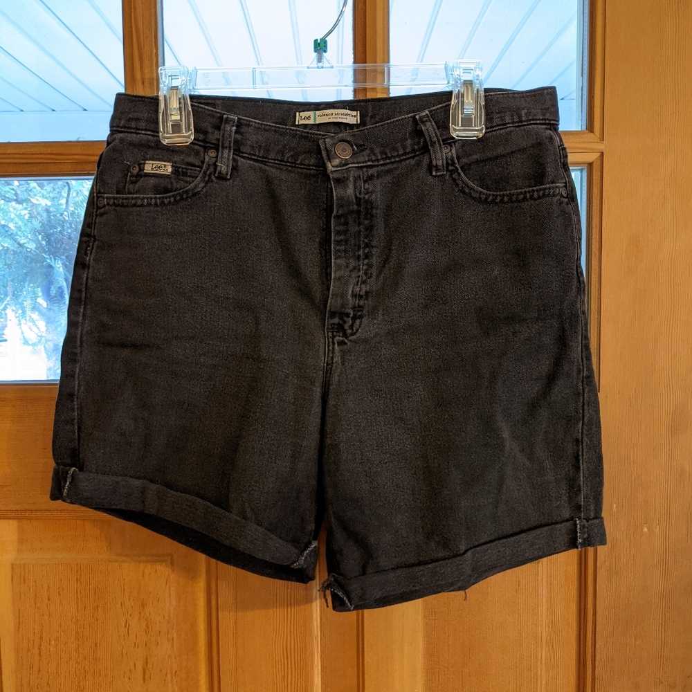 Lee relaxed straight leg at the waist shorts.